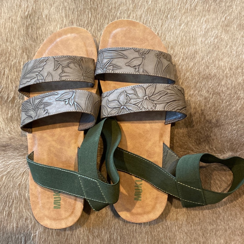 NWOT Muk Luk sandals